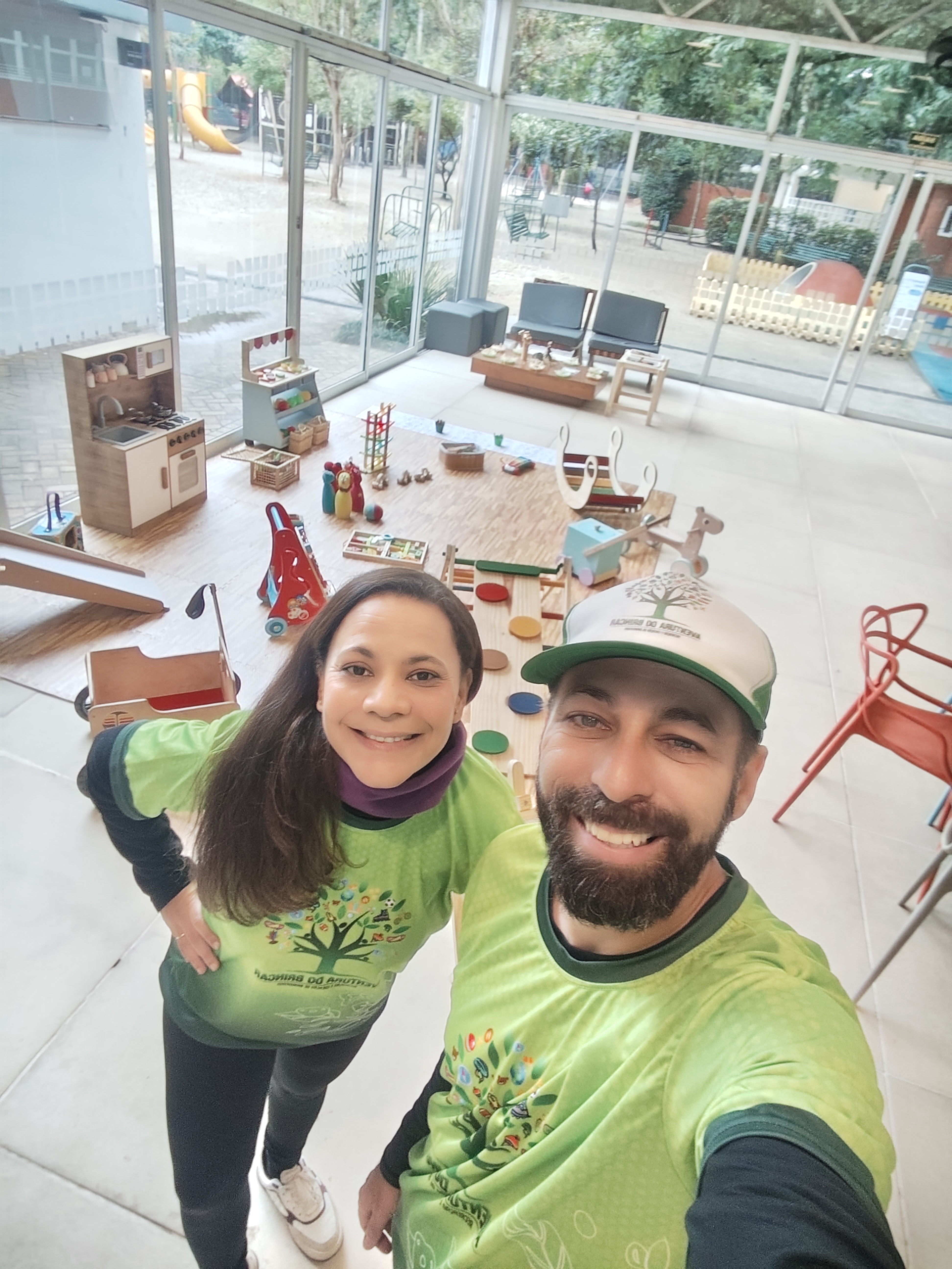 Fundadores da Aventura do Brincar em um espaço preparado para as crianças